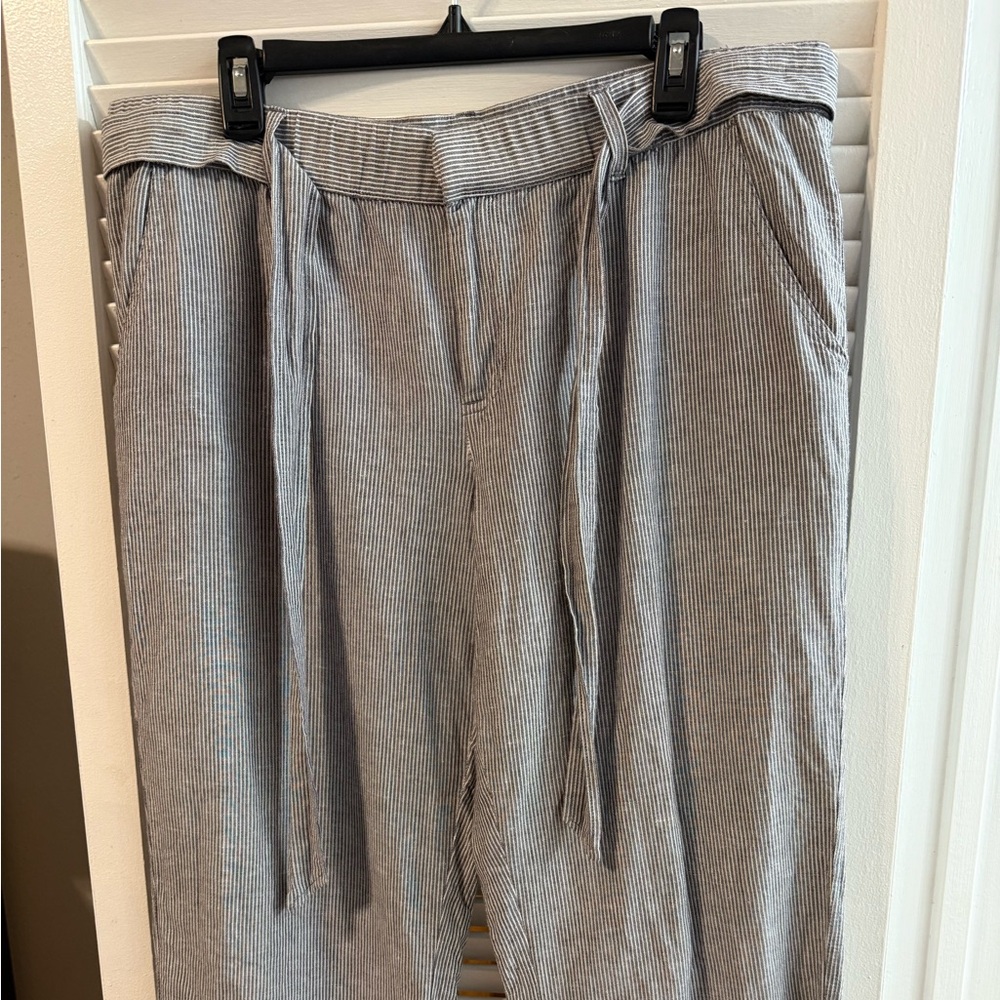 Liz Claiborne, Cropped linen blend pants, size large, black and white stripe